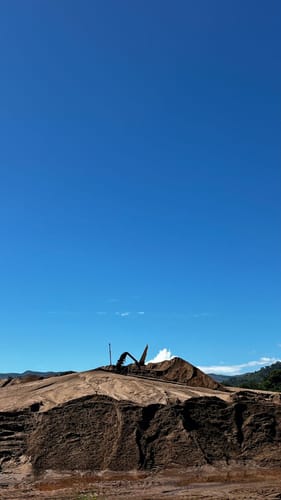 Silhueta de máquina no areal