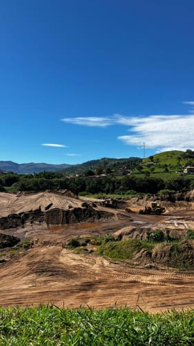 Panorama do areal com máquina em operação
